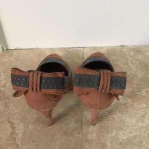 Anthropologie- bow back heels